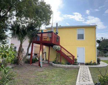 Cozy Efficiency Centrally Located--Near Beach, Shopping Areas & Restaurants Отели рядом с достопримечательностью «Галвестон Айленд Конвеншен Сентер эт Сан Луис Резорт»