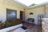 Cozy Beach House on Yacht Club- Pool Heated w/fee, walkable to the beach