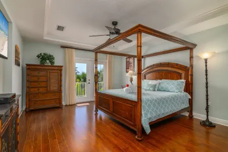 "CHATEAU du SOLEIL" SINGLE Family Home 1-1/2 Blocks to Beach Отели в г. Сиеста-Ки