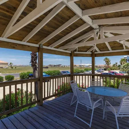 Walk to Beach! Ground Level, 1 Bedroom, 1 Bath, Sleeps 4, Pet Friendly! Отели рядом с достопримечательностью «Пирс Боба Холла»
