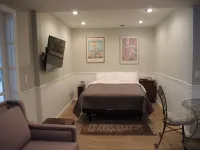 YOUR LUXURY GETAWAY! Elegant residential suite + dock + covered veranda The Brewery of Broken Dreams 주변 호텔