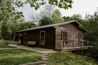 Riverfront cabin on Chauga River "Boarhogs  Place"
