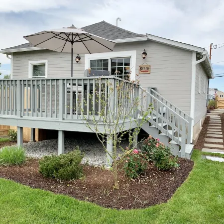 Cozy Summer Cottage minutes from Narragansett Beaches Отели рядом с достопримечательностью «Маяк Пойнт-Джудит»