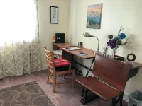 Main Street Cottage with park across the street. Walk to downtown area.