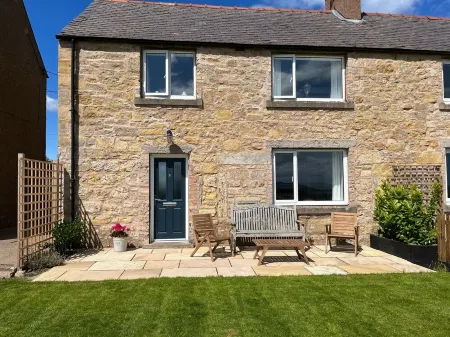 Beautiful stone cottage on the stunning Northumbrian coast. Отели рядом с достопримечательностью «The Lindisfarne Gospels Garden»