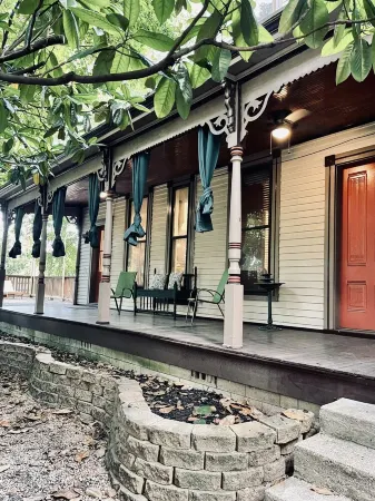 Historical Villa w/hot tub-1block from Rupp Отели рядом с достопримечательностью «Университет Кентукки»