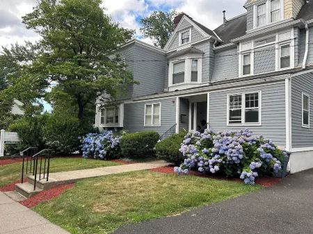 Charming 2-bedroom apartment with WiFi, AC in tranquil Morristown