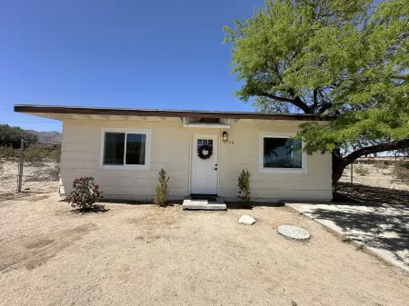 Cozy Modern 2BR House Отели в г. Туэнтинайн-Палмс