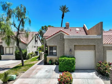 Stylish 2-bedroom condo in Palm Desert with WiFi, AC, and a golf course!