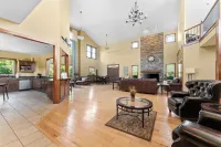 Gray Wolf Lodge-Private Saltwater Pool, Hot Tub