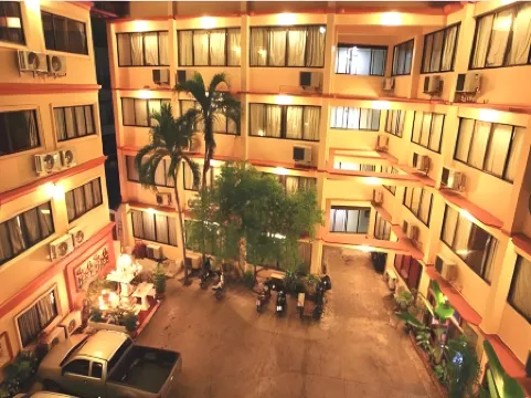 Dream Hotel Pattaya Отели рядом с достопримечательностью «Пешеходная улица Паттайя»