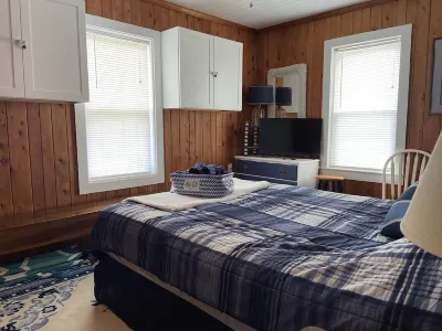 Bacon on the Beach Hotels near Monkey Business