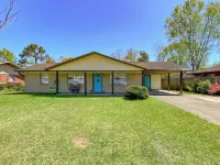 Sleeps 6 nr GPT / Biloxi beaches Pet Friendly Fenced Back Yard Outdoor Kitchen