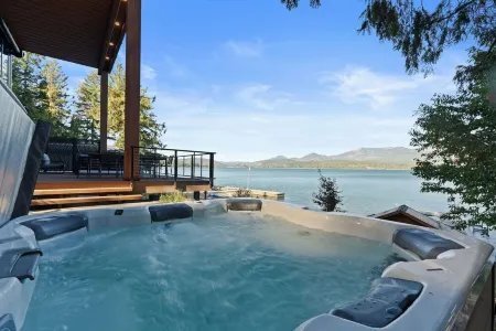 New Modern Luxury Home. Enjoy the Sweeping Lakefront and Mountain View’s. Отели в г. Сагл