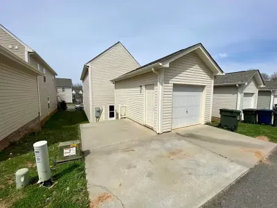 Quiet and Beautiful House in a WONDERFUL location near 2 Lakes and Charlotte!