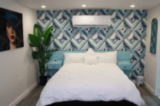 Enjoy this  stylish studio space. Walking distance from Hardrock Stadium 마이애미가든 호텔