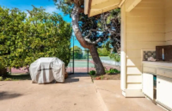 Pool, Foosball, Pool Table, Basketball Family Friendly, blocks from the beach!