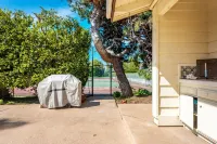 Pool, Foosball, Pool Table, Basketball Family Friendly, blocks from the beach!
