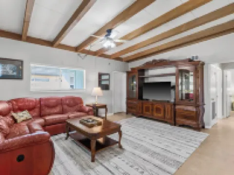 Pet Friendly. Minutes to Beaches. Charming 2-bedroom house in adorable Sarasota. Hoteles en Whitfield