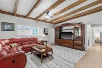 Pet Friendly. Minutes to Beaches. Charming 2-bedroom house in adorable Sarasota.