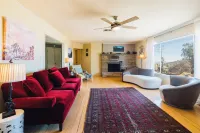 5 Miles from Park entrance Charming 2-bedroom house in enchanting Joshua Tree