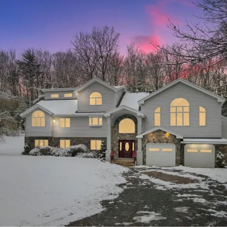 5 BR Luxury Escape with Hot Tub, Home Theater, Arcade, Min from Lake & Slopes