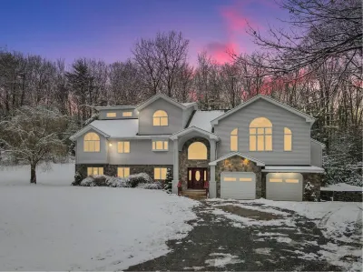 5 BR Luxury Escape with Hot Tub, Home Theater, Arcade, Min from Lake & Slopes Hotels in 