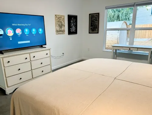 The Butterfly House: with sauna and fully-fenced yard