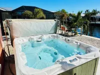 3BR Waterfront townhome Matlacha with hot tub, boat dock WiFi, bikes and kayaks Hotels in Matlacha