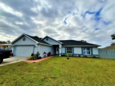 Luxurious, Charming & Modern 4-bedroom 2-bathroom in brilliant Palm Bay