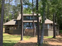 Serene Lake Martin luxury retreat (located in Eclectic)