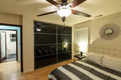 Mid Century Modern w/ 120" 4k Laser Projector/ALR Screen, AC and more! Hotels near Long Beach Airport