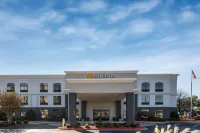 La Quinta Inn & Suites by Wyndham Kennesaw Hotels near Kroger