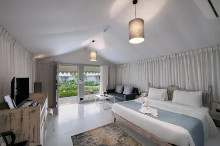 The Fern Sea Side Luxurious Tent Daman Отели рядом с достопримечательностью «Мирасол Лейк Гарден»