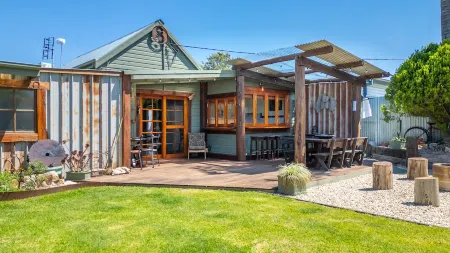 Uniquely Pambula- an inviting cottage with warmth & rustic charm *Pet-friendly