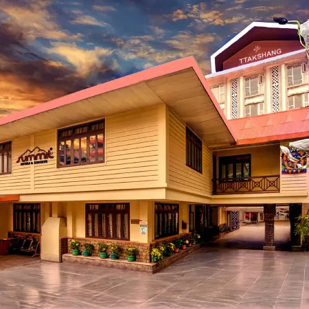 Summit Ttakshang Residency Hotel & Spa Mg Marg Отели рядом с достопримечательностью «Храм Хануман-Ток»
