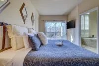 Pocono Retreat -1 Mile to Lake and Skiing! Hotels in Penn Forest Township