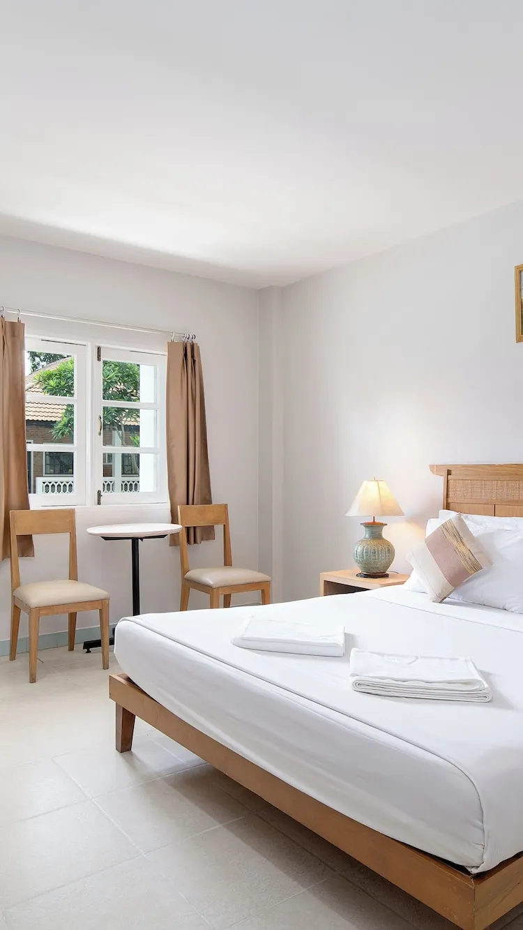 ห้องคู่หรือห้องแฝดพร้อมระเบียงและวิวสระว่ายน้ำ