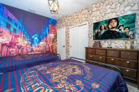 Contemporary 4BR Getaway Minutes From Disney Hotel di Four Corners