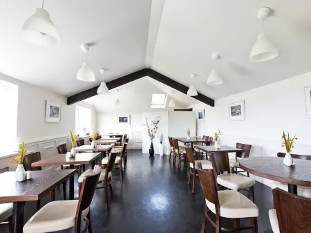 The Beach, Days Bar and B&B Отели в г. Claddaghduff