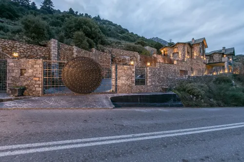 Volhon Mansions of Parnassos Hotels in Eptalofos