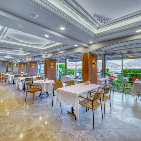 Numa Port Hotel