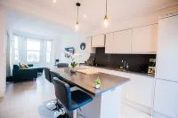 Surbiton Luxury Garden House 19A Hotels in Chessington