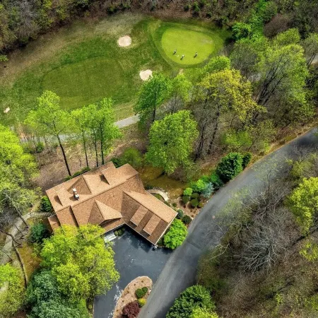 Spacious 5-bedroom Mountain House with Movie Room & Pool Table