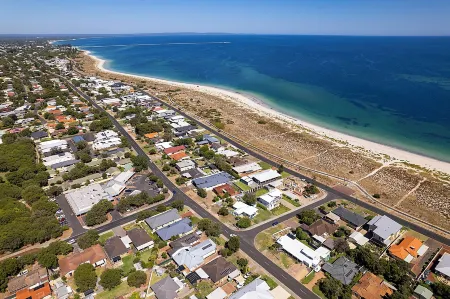 Coast Haven Busselton – Bright, Retreat Near Beach Отели в г. Джограф
