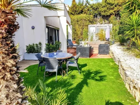 La Villa Blanche Отели рядом с достопримечательностью «Mas de Pierredon - Camping Sanary-sur-Mer - CAMPASUN»