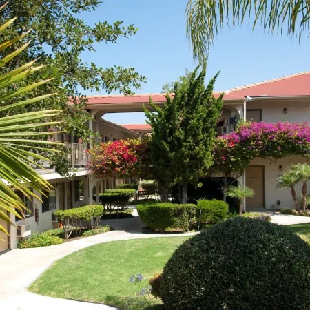 California Suites Hotel Отели рядом с достопримечательностью «Стадион SDCCU»