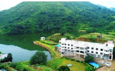 Anargh Holidays Inn فنادق في كومبالغاره