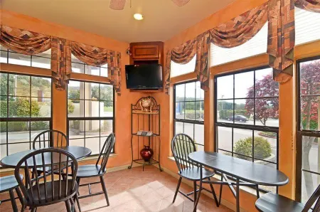 The Miramar Inn Отели рядом с достопримечательностью «Венис Бич»