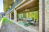 Luxurious Riverfront Condo Just 1 Blk to Schlitterbahn! Hoteles en New Braunfels